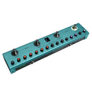 Pedaleira M-VAVE Tank-G conectada a uma guitarra em uso durante uma performance ao vivo.
